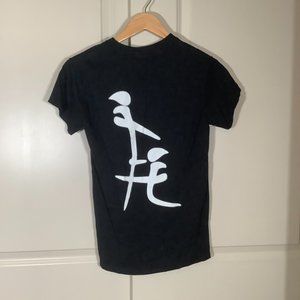 T-Shirt Gildan Men's Small Chinese Characters on Back Black 100% Cotton.